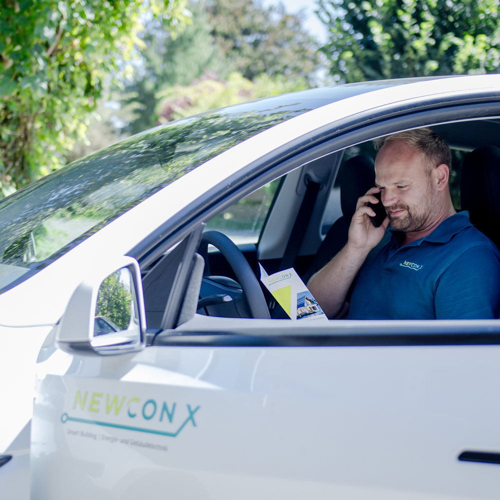 Geschäftsführer telefoniert und informiert Kunden