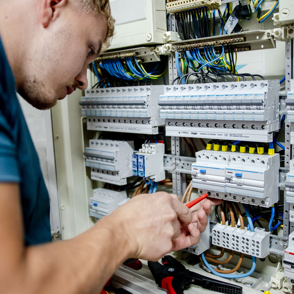 Mitarbeiter am Schaltschrank im Gewerbe