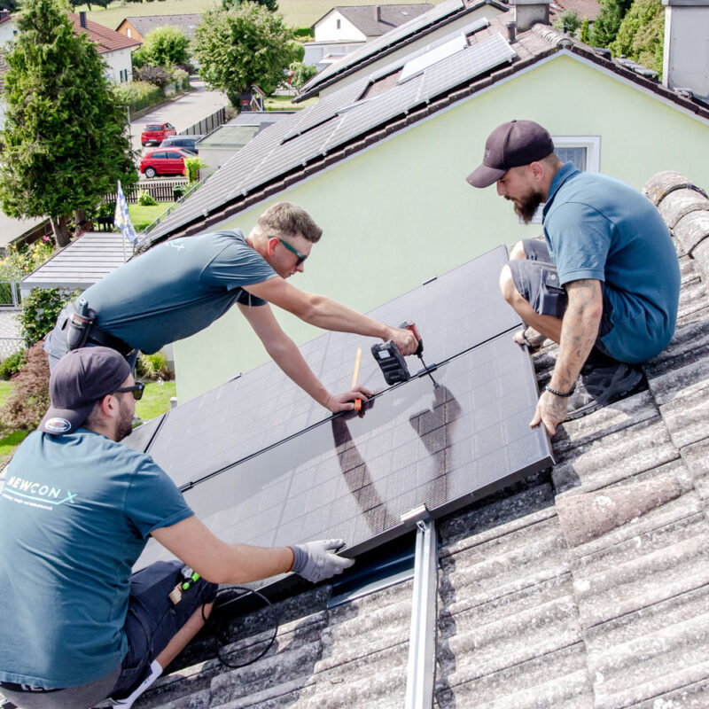 Installation einer Photovoltaikanlage in Teamarbeit