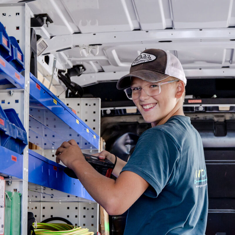 Einsortieren von Elektromaterial im Arbeitsfahrzeug