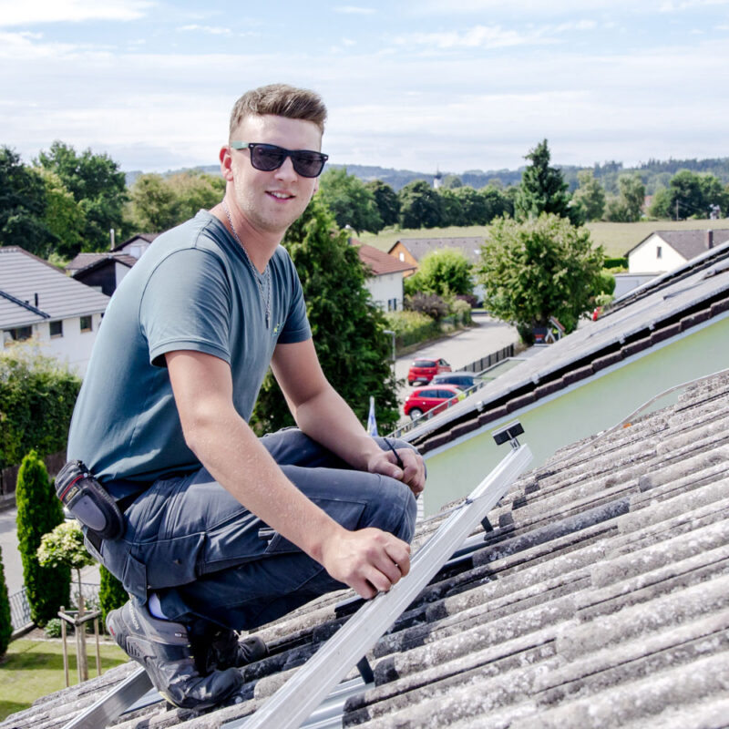 Mitarbeiter auf Dach bei der Installation von Photovoltaikanlagen