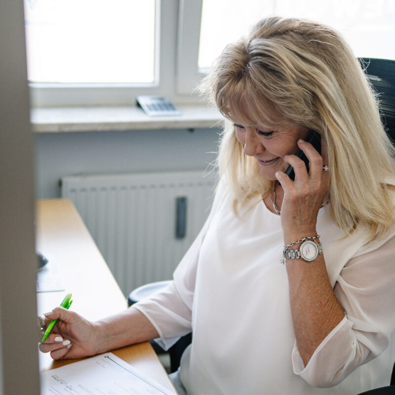 Gisela beim telefonieren